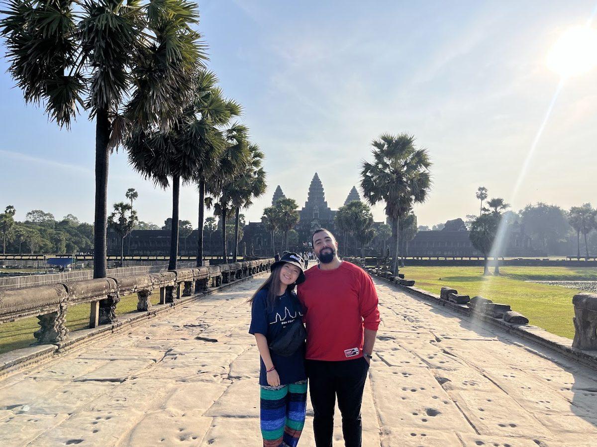 Younes sur l'allée d'Angkor Wat au lever du soleil, Cambodge