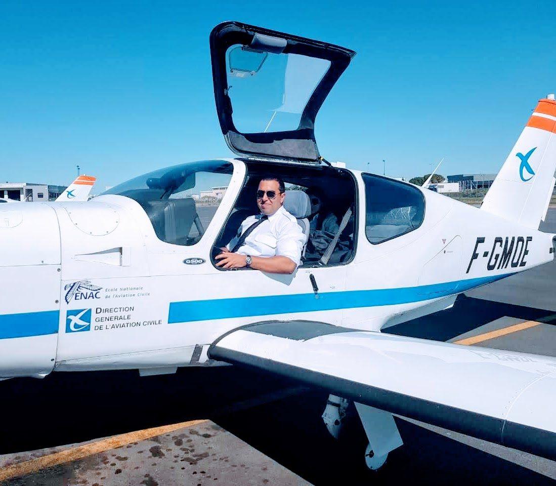 Younes aux commandes d'un avion école de l'ENAC en France