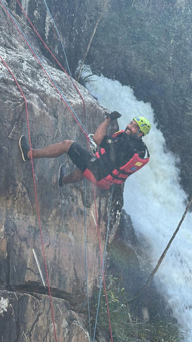 Younes en rappel le long d'une cascade en canyoning à Dalat, Vietnam