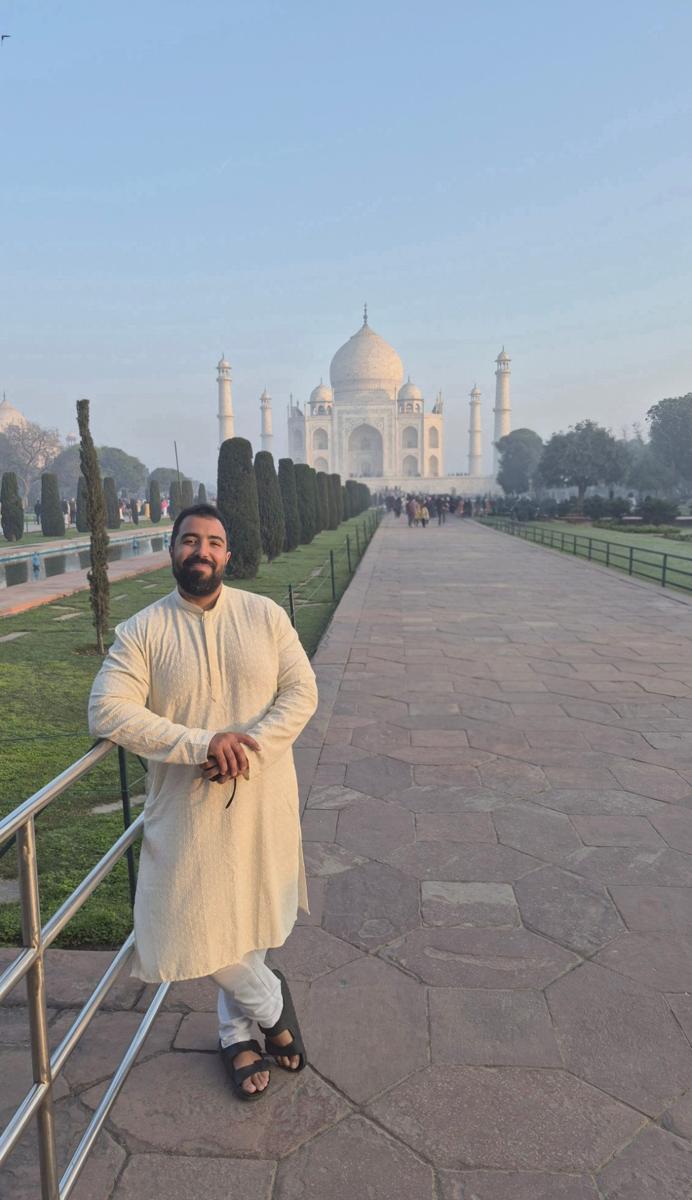 Younes en kurta devant le Taj Mahal au lever du jour, Inde